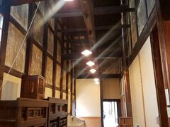 奈良町にぎわいの家では1917年に建てられた町家を見学できます。吹き抜けのような通り庭です