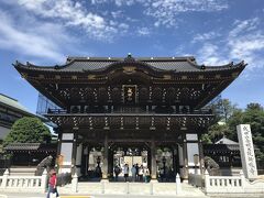 成田山新勝寺総門に到着。どっしりとした立派な門構です。