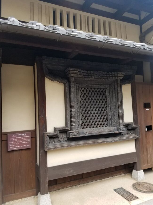 ネパールの伝統的飾窓がはまってました