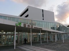 宗谷岬から約1時間、稚内駅やってきました。

思ったより綺麗で、駅舎内のお土産売り場も非常に充実しています。