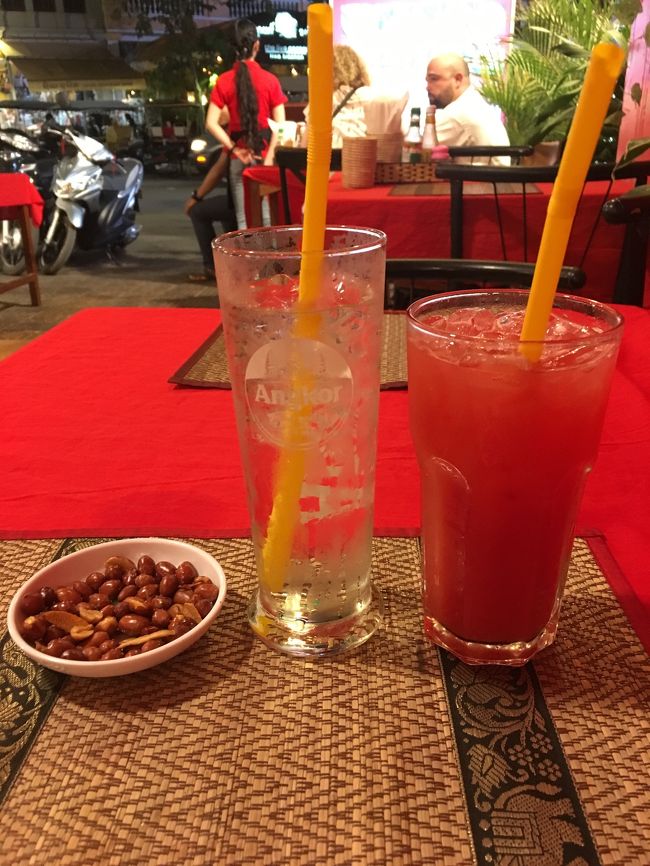 とりあえずスイカジュース。水は怖くて飲めません！<br />