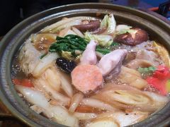 出汁がとにかくおいしく、重ねてあんこうからも出汁が出て、どう考えても雑炊にはもってこい

だが、これまたどう考えてもお腹がいっぱいで雑炊に辿り着けなかった

そして食べ終わる頃には辺りは真っ暗で、満腹で、大洗磯前神社社殿にも辿り着けなかった

しかも二の鳥居と社殿に続く階段もブレブレで撮れていなかった

ということで、大洗の1日はあんこう鍋で〆