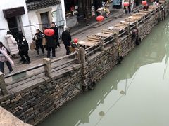 船から降りて山塘街を歩きます。既に時間は３時前になってます。予定の平江歴史地区には行けない。時間が足りない。予定変更せざるおえません。
このまま蘇州駅に戻る事にしました。
全てスタートのバスの間違いからです。ほんと蘇州の旅は、残念な旅でした。