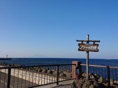 ノシャップ岬に到着しました。

北海道には名前の似た「納沙布岬（のさっぷ）」がありますが、納沙布岬があるのは根室市の東端です。

奥には薄っすらと利尻島が写っています。

