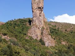 ゴンダールからバハルダールへ。途中の「神の親指」と呼ばれる岩