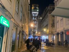 そしてリスボン市内に戻ってきた。
ヨーロッパの冬は夜の方が街がにぎやかだな。
ということで、近場の観光地勝利のアーチに行ってみることに。
遠くに見えるのはサンタジュスタのエレベーター