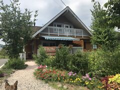 那須にはわんこOKのショップやレストランも沢山。ドライブショッピングを楽しんでいると、ランチの予約時間が近付いてきました。
本日のランチは「森のVoiVoi」でパンケーキ♪　お花がたくさん咲いていて、ログハウス風の可愛らしい店構えです。