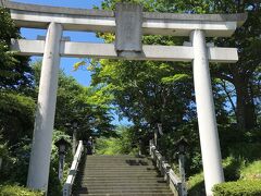 階段の山道を抜けると、趣ある那須温泉神社がありました。
写真は鳥居と石段。