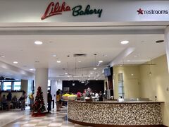 『リリハベーカリー（Liliha Bakery）』
■住所：1450 Ala Moana Blvd., Honolulu, HI 96814
■TEL：(808) 944 4088
■営業時間：6:30～21:30（金土～22:00／日～20:30）
■定休日：アラモアナセンターに準ずる
■公式HP：http://www.lilihabakery.com
■お会計：$23（2,544円）／2名

ロコから長年愛されるパン屋さんの『リリハベーカリー』が
2019年3月にアラモアナセンターのメイシーズ3階にオープンしました。