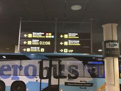 あれよと、バルセロナ着。
23:00着で不安でしたが、結構人はいました。
日本人も。
チケットは乗り場横にあります。
エアポートバスでホテルまで行きます。
バスは次次と来るので、ほぼピストン輸送です。