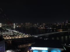 1527号室からの夜景。
下の青い灯りはIHIステージアラウンド東京。