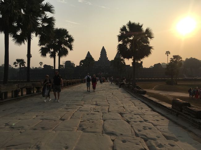 さて 明るくなって来たのでアンコールワットの中を散策してみるか！