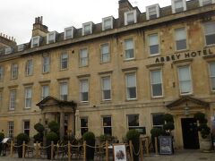 　広場の正面がアビーホテル