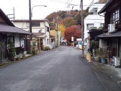 少し古い建物が数軒ありました。かねよ本店前は紅葉が素敵でした。