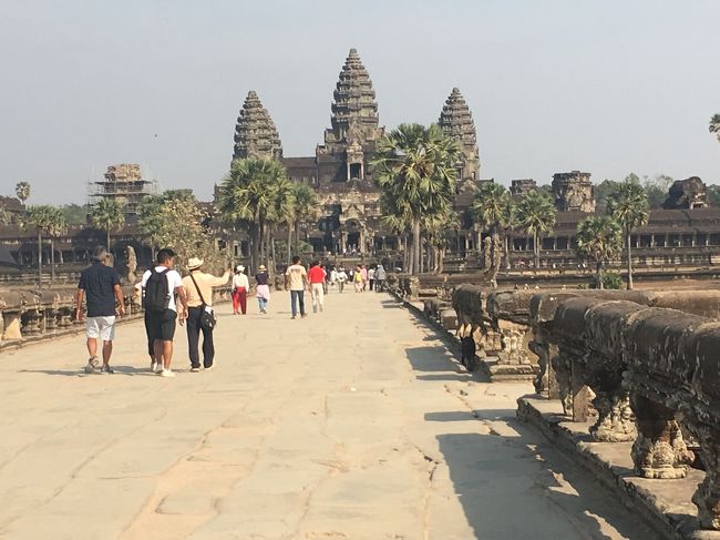 昼のアンコールワットでは
