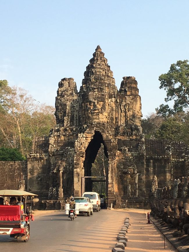 さっ次はゲートをくぐりアンコールトムへ
