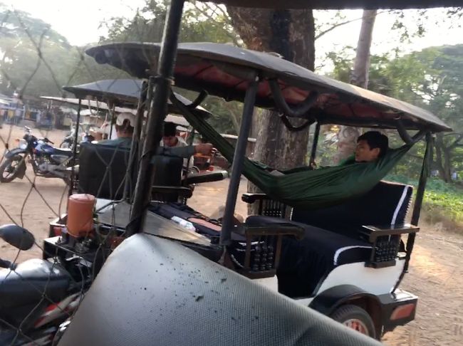 カンボジアのマストバイはハンモックらしい。<br />私もオレンジ色のハンモック購入！