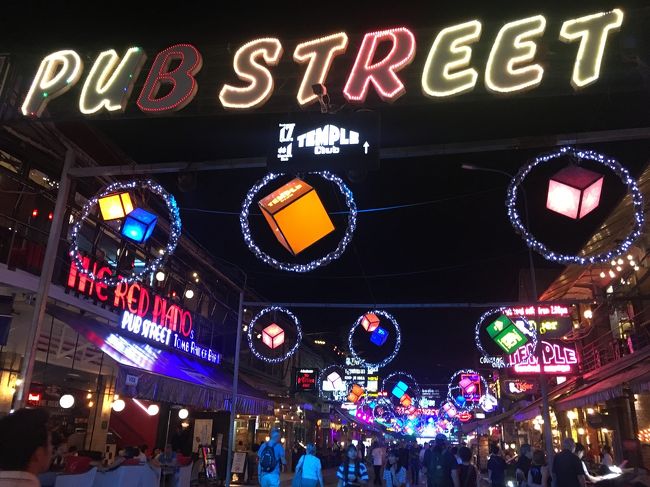 日も暮れてパブストリート 。。。左のレッドピアノへ。<br />カクテル飲みたいんだけど 夜はメチャ混。<br />ヤーメタ！