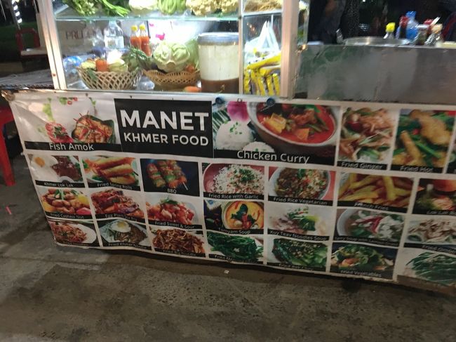 YouTubeで美味しいっと紹介されてた店。<br />って店のおねーさんに言うと飛び上がって喜んでたわー。<br />夫婦で小さな子供はベビーカーに乗せて店を切り盛りしてて 、1品が2ドル3ドル。薄利そうなのに素材は新鮮、味は絶品。そしてとにかく良く働く。だから客が途絶えない。<br />そんな光景を見ながらなんだか色々ジーンと感じました。