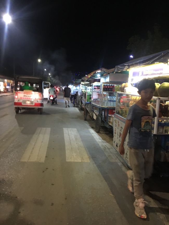 夕食へ。川沿いの道路脇の屋台街