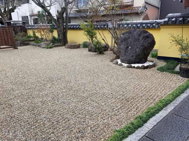 一面に敷かれた白っぽい砂利が丁寧にすかれています