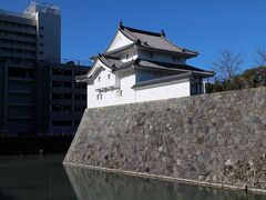 駿府城公園内坤櫓。
駿府城は徳川家康ゆかりの城、その規模はかなりの大きさがあった。
火災などで焼失した後、すべて再建されることがなかった城。
櫓や門など一部が復元、公開されている。