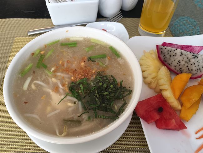 ホテルの朝食のメインはオーダー式でお粥や