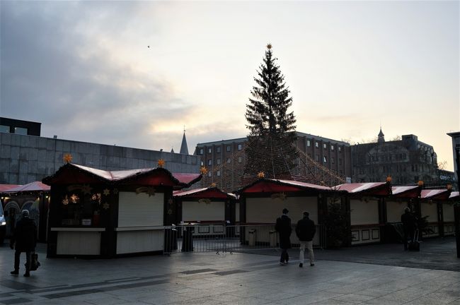 夕べ賑わっていたクリスマス・マーケットの屋台、まだ閉まっています。朝は11時から。<br />夜は、日～水は21時まで、木～土は22時まで。