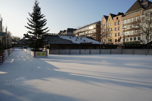 その向こうにスケートリンクがありました。<br /><br />ホイマルクトのクリスマス・マーケットは、2021年1月10日までオープン。<br />クリスマスが過ぎても楽しめるんですね。