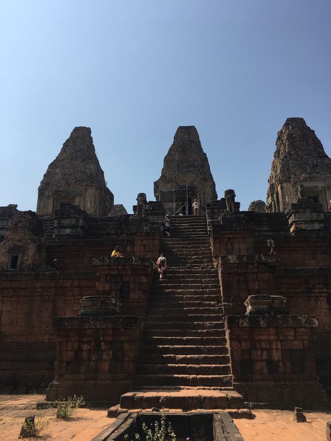 登りながら思うのは  一体どうやってこんな大きな石を積み上げたのか。。。。<br />