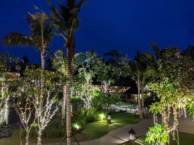 泳ぎ疲れたので8時位にプールから上がり、プールサイドを裸足で歩いていた所…