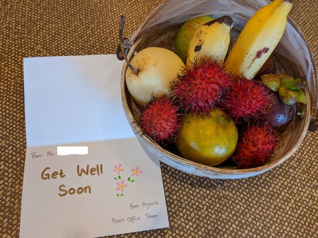 色々済んで部屋で休んでいるとフルーツ盛り合わせを差し入れてくれました。カード付きで。ご迷惑をお掛けしました～。<br /><br />と、ちょっとしたハプニングでしたぁ。<br />裸足で歩く時にはご注意を！（笑）