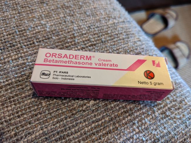 ドクターらしき人に勧められて軟膏を購入。100,000Rpでした。<br />調べてみるとステロイド系の炎症を抑える薬だそうです。<br />効きました。多分。痛くなかったもん。