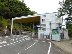 そして岸良海岸から車で15分ほど進むとあるのが、「内之浦宇宙空間観測所」。
JAXA（宇宙航空研究開発機構）さんの観測施設です。