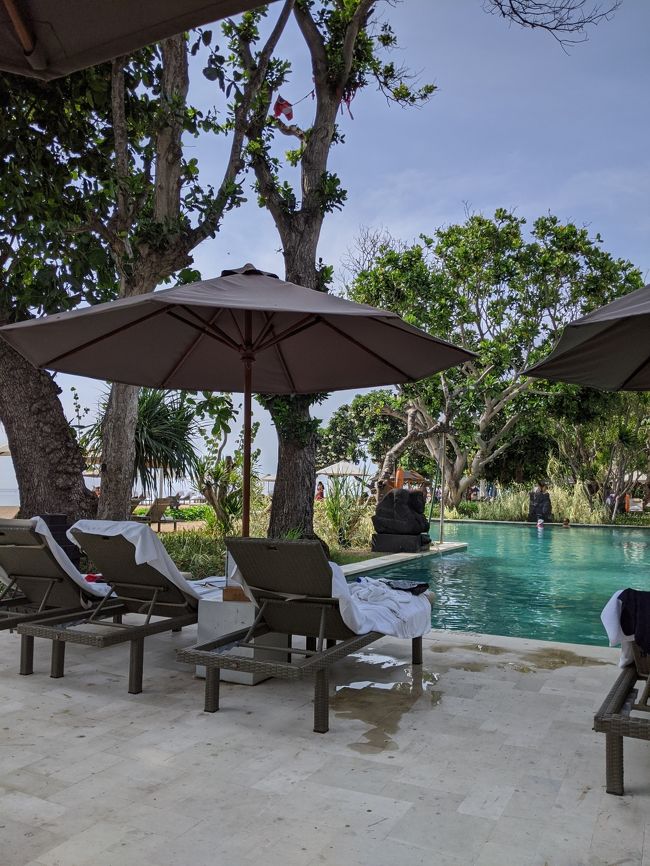 タオル置き場のおっちゃんに「蜂踏んだ！医務室連れてって！」とジェスチャーで伝えました。(笑)