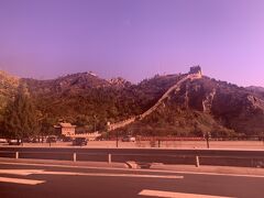 さて、北京市内から車で１時間半くらいのところにある「八達嶺長城」へ向かいます。近づいてくると車の窓から長城が見えてきました。