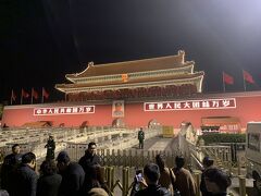 これこれ、よくテレビとかで見たことありますよ。毛沢東の肖像画。
夜なこともありすでに入れないように封鎖されていますが、それでもたくさんの観光客が写真をバシャバシャ撮っていました。

昔は、中国と言えば写真を撮ると警備員とかに怒られるイメージありましたが、昨今はゆるくなってきたんですかね。