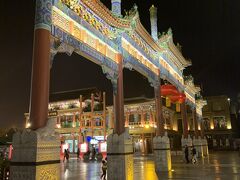 前門大街にやってきました。
こちらの正陽橋、ライトアップされていてすごくキレイです。