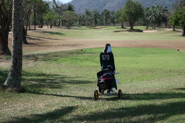 【バンカーボーイGolf Bar】<br />【Pattavia　Century　Golf Club】パタヤから約1時間。<br />Gf=700<br />Ca=350<br />Tr=250....自家用車に相乗り<br />競技＝220