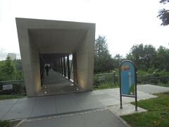 カンヌックヴィス公園の中にエレベーターへの入口がありました。看板も出ています。この渡り廊下の突き当たりにエレベーター乗り場がありますが