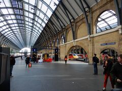 駅には、乗車券が無いと入場できない様に柵がして有って、プラットホームにThe Harry Potter Shop at Platform 9 3/4 はある物だと思って周辺を探したが見つからなかった。