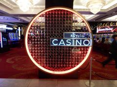 CASINOに至っては今までもご紹介した事がありますね。
フードコートやバーも併設されてます。
お食事はフィシュ＆チップスやローストビーフ、中華、ビーガン対応も。
お値段は平均Nz$15前後。バーのビールやカクテルでNz$10位です。
ゲームテーブルはルーレットでNz＄2.5～、ブラックジャックでNz$10～
スロットなどは1￠からあります。
当然、高額チップでゲームが出来るVIPルームもあります。
入った事が無いのでレートは分かりません。ほとんど大陸の方みたいです。
友人から聞いたのですが、ここの収益はニュージーランドの教育に使われるとの事、税収からではありません。利益からです。
日本のCASINOも同じ様なシステムにし、不安視される社会保障や教育の原資にするとなれば、反対も少なくなると思うのです。
行った事のある人からすると、地味なCASINOではないでしょうか。
ラスベガスとかシンガ、マカオの様な派手な感じは一切ありません。