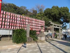 交差点を渡るとすぐに提灯が目立つ瀬戸神社。