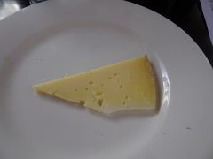 ブルーニー島に到着後、まずは、①チーズ工場でチーズを試食。
ハードタイプ、シンプルで美味しい。