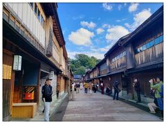 ひがし茶屋街
近江町市場から百万石通りをぶらぶら歩きながらひがし茶屋街へ向かいます(´∀`)
15分くらい歩いたかな。
街並みと石畳と空の組み合わせが素敵です。