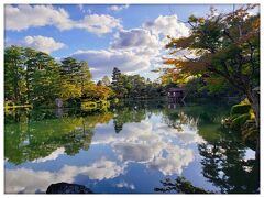 兼六園
ひがし茶屋街から歩いて兼六園へ
観光客っぽい人けっこう歩いてるから、それとなく歩いてると着きました。
なだらかな坂道を20分くらい歩いたかな。
池に反射した景色が素敵すぎます。