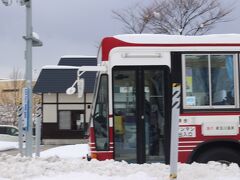 秋田旅行3日目：
バスで新玉川温泉から田沢湖に到着！
復路のバスチケットはホテルフロント前の券売機で買えます（現金のみ）

まず食べすぎガールを遊ばせよう！
雪の中へ解き放ちます。