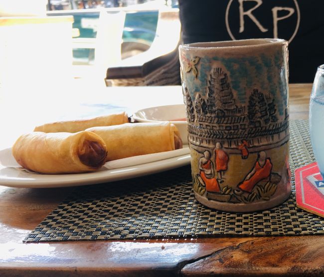 揚げ春巻きとクメールセラミックで買った陶器<br />（高いだけあって色も作りもきれい。）