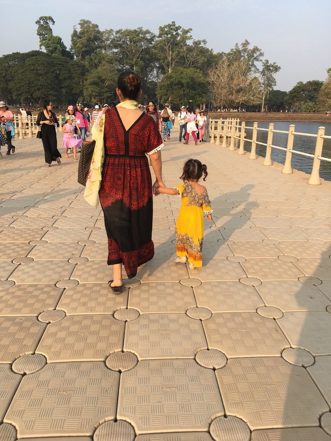 クメール柄のワンピースも可愛いかった。。。<br />