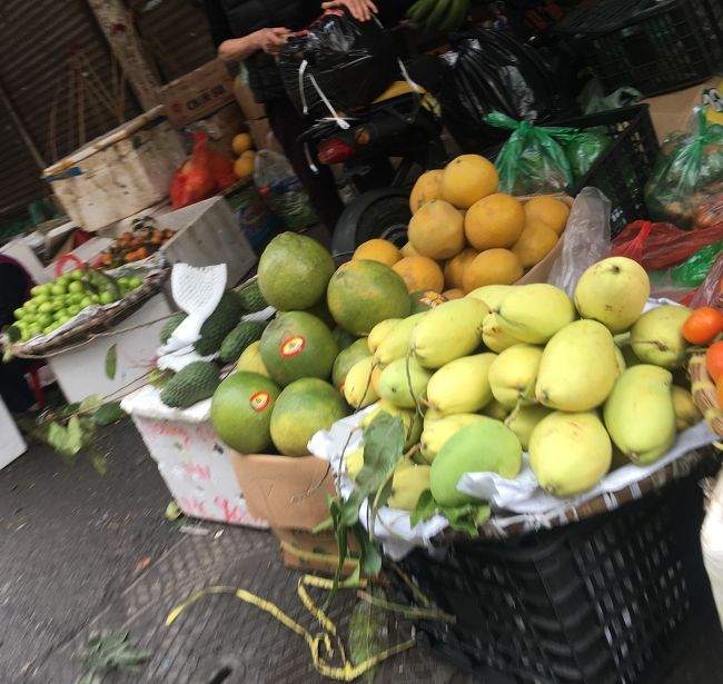 買い物客で大賑わい。<br />モノも豊富。。。マンゴーも新鮮<br />